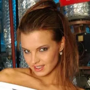 Suzie Carina